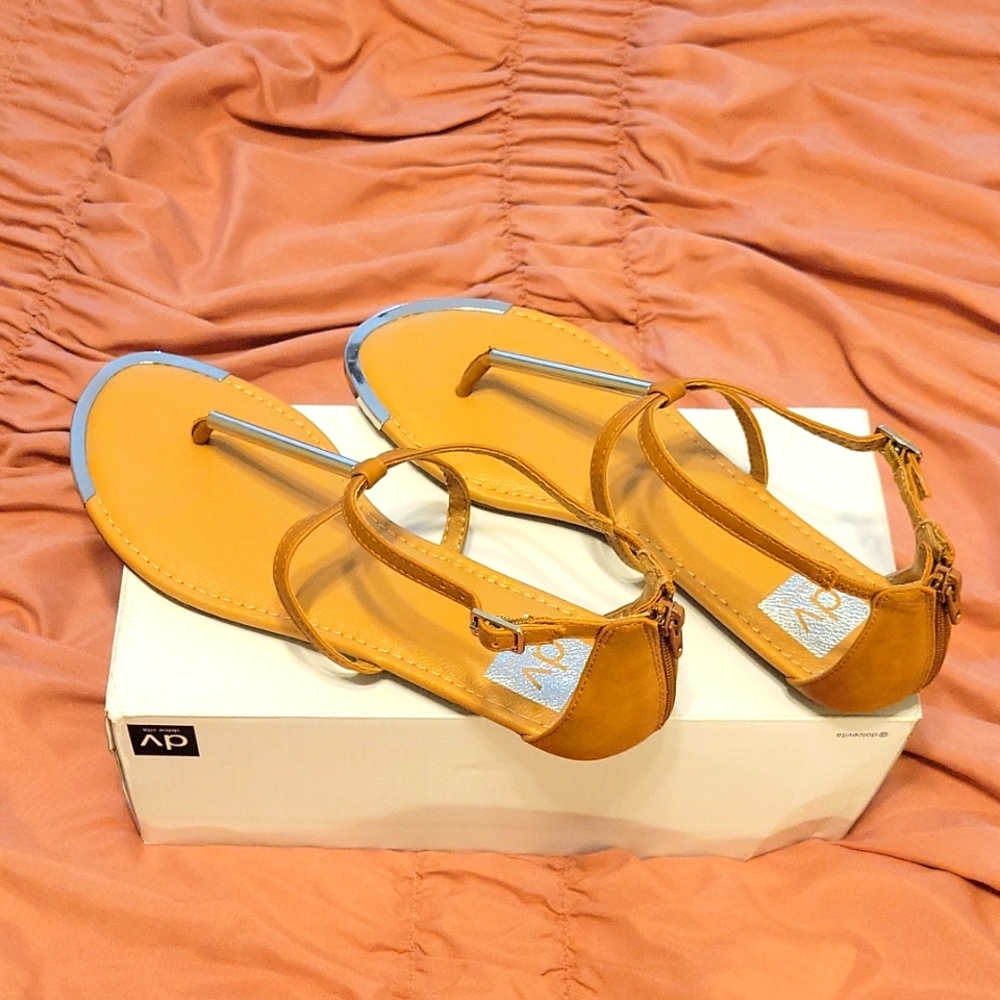 Dolce Vita thong sandals